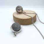 Pendentif avec mains et une véritable pierre naturelle de Labradorite