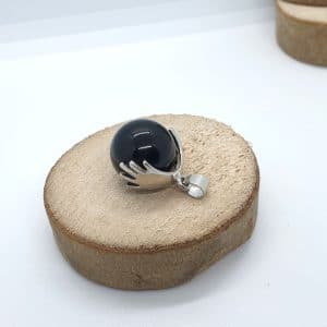 Pendentif mains avec une véritable pierre naturelle de 15mm en Tourmaline noire