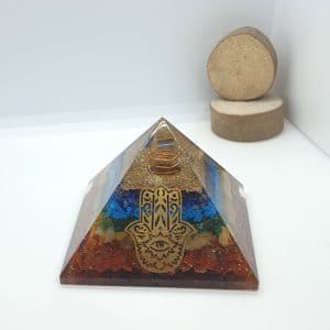 Pyramide orgonite 7 chakras avec la main de fatma