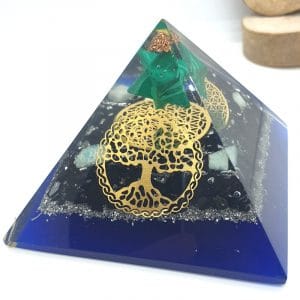Pyramide d'orgonite avec étoile de Merkaba et l'arbre de vie