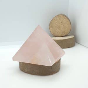 Pyramide en véritable pierre de Quartz rose