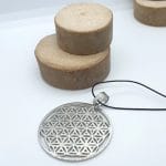Collier pendentif avec le symbole de Fleur de Vie symbole sacré
